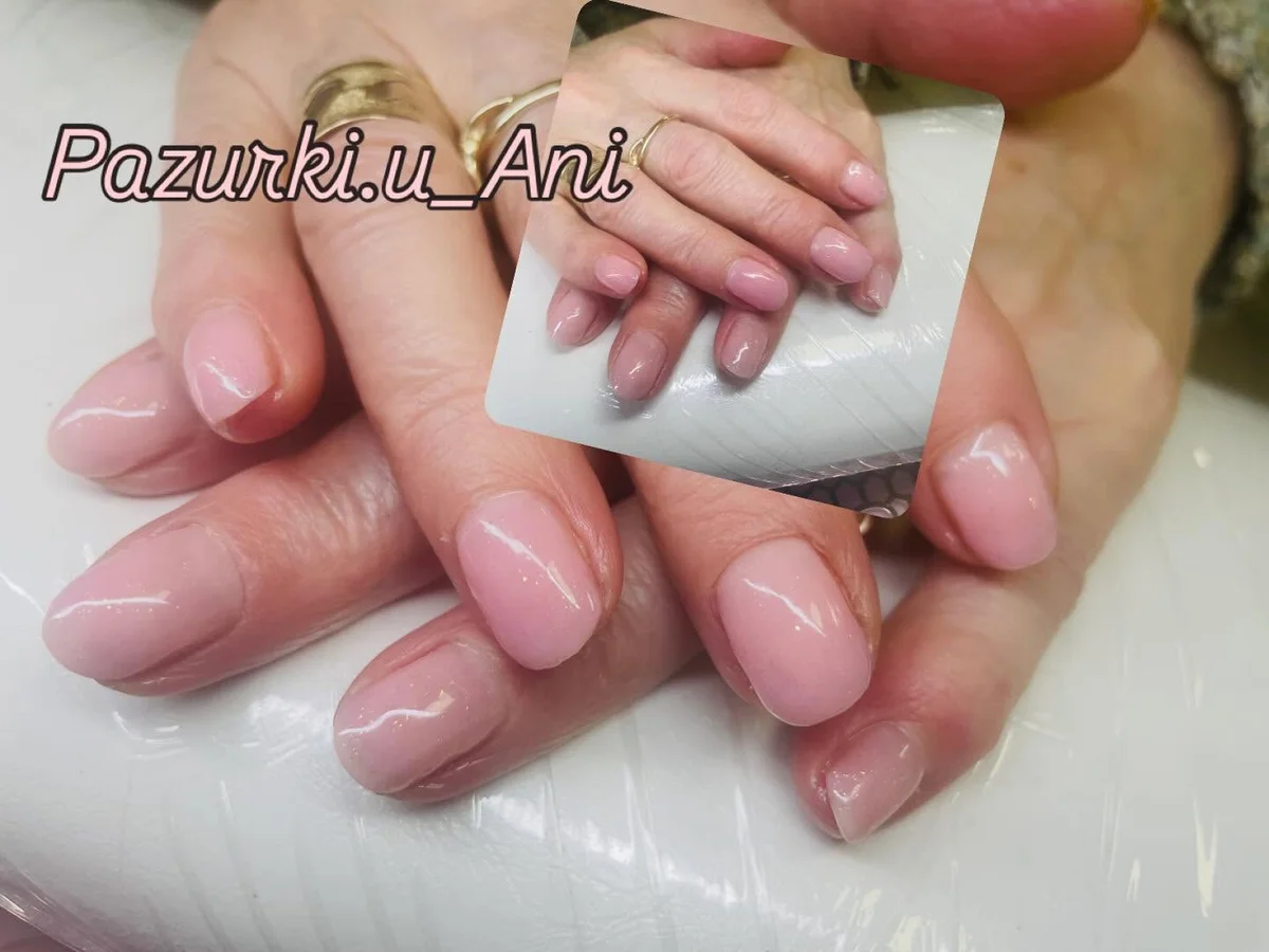 Krótki manicure w delikatnym różowym kolorze z połyskiem.